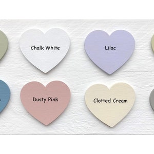 Pode incluir: Oito amostras de tinta em forma de cora&ccedil;&atilde;o em v&aacute;rias cores, incluindo Garden Sage, Chalk White, Lilac, Apple Green, French Blue, Dusty Pink, Clotted Cream e Warm Grey.