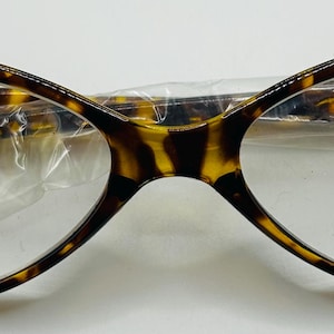 Op de afbeelding: Schildpad-kattenoog leesbril met een sterkte van +3,00.