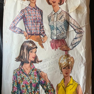 Könnte beinhalten: Ein Vintage-Schnittmuster für eine Bluse mit Kragen und langen Ärmeln. Das Schnittmuster ist für die Größen 20 und 40. Das Schnittmuster ist von Simplicity und hat die Nummer 6526.