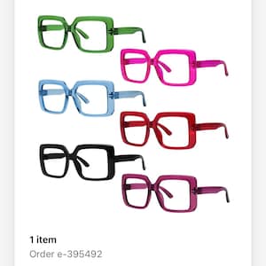 Pode incluir: Conjunto de seis óculos de sol quadrados em várias cores, incluindo verde, rosa, azul, vermelho, preto e roxo. Os óculos de sol têm um design moderno e de tamanho grande.