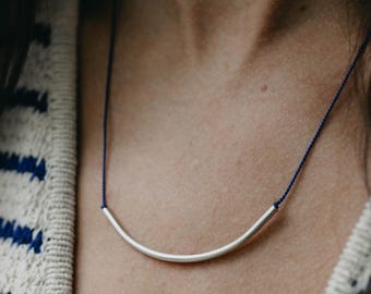 Zarte Sterling Silber Bogen Halskette mit Seidenkordel | Verstellbare minimalistische Halskette | Bunte Sommer Layering Kette | 21 Farben