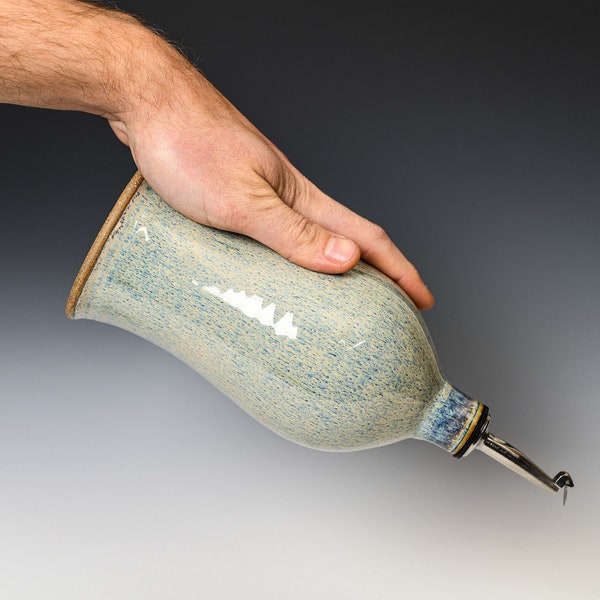 Handgefertigte Steinzeug-Olivenölflasche: Blaue und weiße Glasur, tropffreier Auslauf