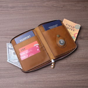 Bolso para pasaporte de Piel Marrón Claro realizado cortando y cosiendo a mano, equipado con múltiples ranuras para tarjetas para guardar artículos esenciales para viajar.
