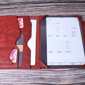 Funda Kindle Scribe 2024 Funda de cuero con relieve roja Funda personalizada para Kindle Scribe 2022 Soporte para bolígrafo Organizador tipo folio para Kindle Scribe 1QCGKS