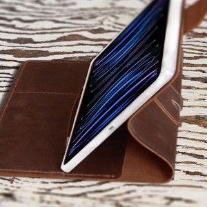 Housse en cuir personnalisée pour iPad Pro 10.9 2022, housse pour iPad Pro 11, iPad Air 10.9 12.9, étui pour iPad mini 6, fente pour carte et porte-stylo en cuir gaufré image 3