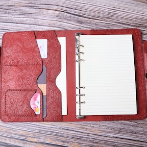 6 anneaux Cuir gaufré rouge Taille A5/A6/A7 Journal de voyage personnalisé Double porte-stylo Agenda rechargeable 1QAJ6R
