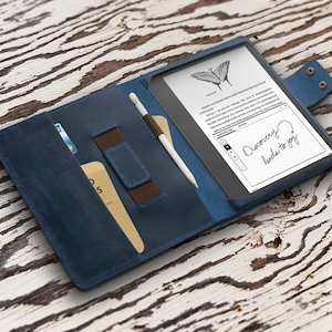パーソナライズされたレザー Kindle Scribe カバー、Fire Max 11 ケース、Amazon Fire HD 10 2023 タブレットケース、カードスロットとペンホルダー付き 伸縮性ストラップ