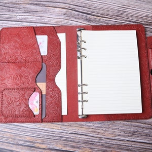 Carnet de croquis à 6 anneaux Cuir gaufré rouge Taille A5 / A6 / A7 Journal de voyage personnalisé Porte-stylo Classeur rechargeable 1QAC6R