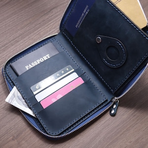 Porta-passaporte de couro feito à mão personalizado com compartimento para AirTag, compartimentos para cartão e fecho de zíper para viagens seguras