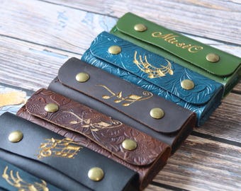Étui en cuir fait main pour harmonicas 10 trous - Pochette personnalisée pour harpe blues avec boutons-pression magnétiques et motif musical peint à la main 1BOKQ01