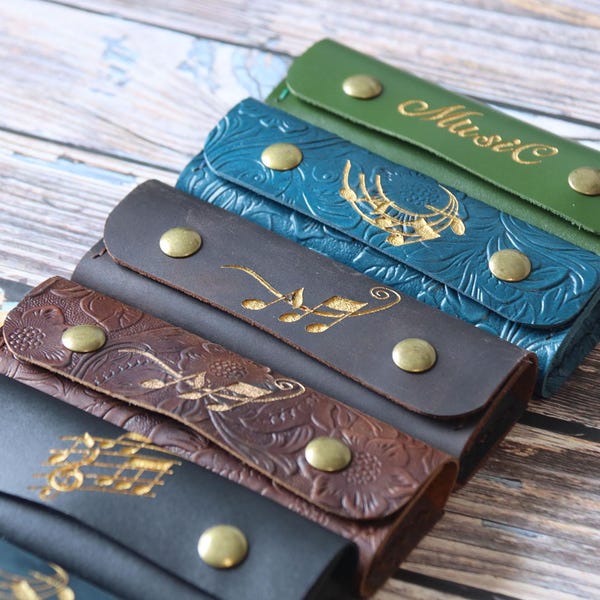 Estuche de cuero hecho a mano para armónicas de 10 agujeros: funda personalizada para armónica de blues con cierres magnéticos y diseño musical pintado a mano 1BOKQ01