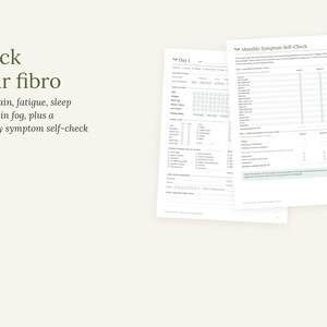 Puede incluir: Dos hojas de papel blanco con formularios impresos para el seguimiento de la salud. El texto dice Track your fibro, Daily pain, fatigue, sleep and brain fog, plus a monthly symptom self-check. Los formularios incluyen secciones para Day 1 y Monthly Symptom Self-Check.