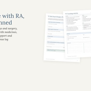 Puede incluir: Dos p&aacute;ginas de planificador de papel blanco tituladas Sick Day & Surgery Plan y Traveling with RA, con listas de verificaci&oacute;n y campos para completar informaci&oacute;n m&eacute;dica, preparaci&oacute;n de viajes y registro de gastos, con el texto Life with RA, planned.