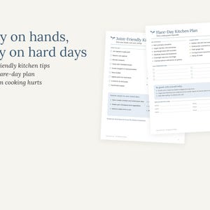 Peut inclure: Deux feuilles imprim&eacute;es blanches intitul&eacute;es Joint-Friendly Kitchen et Flare-Day Kitchen Plan. Le texte indique Easy on hands, easy on hard days, Joint-friendly kitchen tips and a flare-day plan for when cooking hurts, avec des listes et des id&eacute;es.