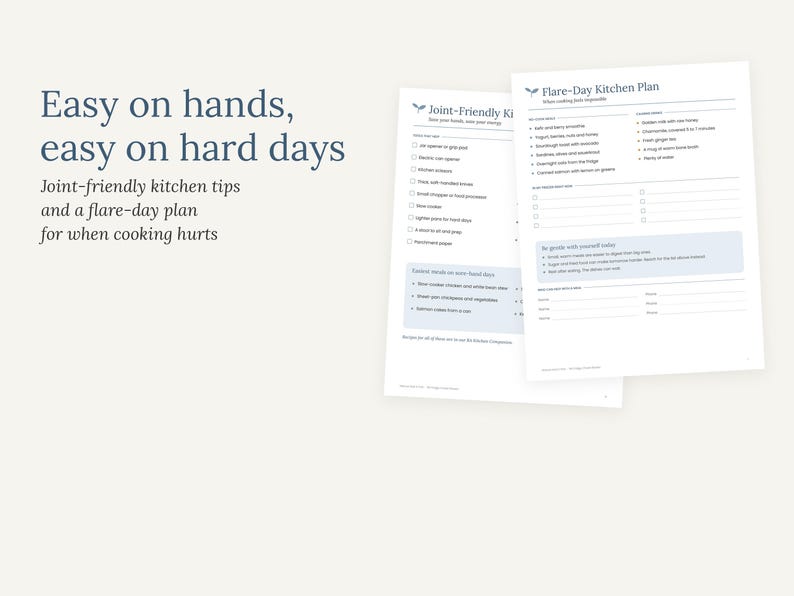 Peut inclure: Deux feuilles imprim&eacute;es blanches intitul&eacute;es Joint-Friendly Kitchen et Flare-Day Kitchen Plan. Le texte indique Easy on hands, easy on hard days, Joint-friendly kitchen tips and a flare-day plan for when cooking hurts, avec des listes et des id&eacute;es.