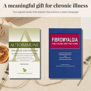 Pu&ograve; includere: Due libri intitolati Autoimmune: The Cause and The Cure e Fibromyalgia: The Cause and The Cure. Il testo recita A meaningful gift for chronic illness e Two signed books that explain the science in plain language. Le copertine sono verdi e blu.
