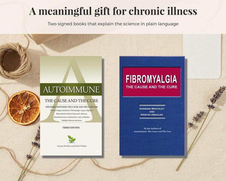 Pu&ograve; includere: Due libri intitolati Autoimmune: The Cause and The Cure e Fibromyalgia: The Cause and The Cure. Il testo recita A meaningful gift for chronic illness e Two signed books that explain the science in plain language. Le copertine sono verdi e blu.