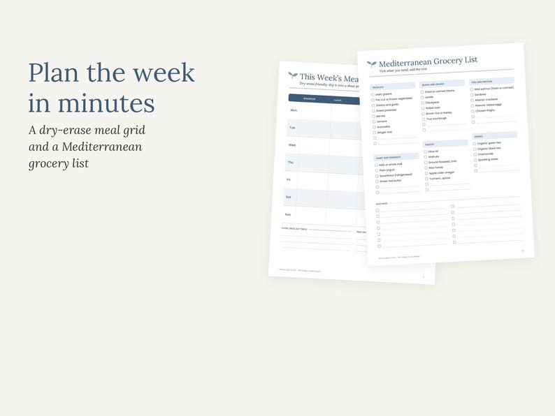 Peut inclure: Deux feuilles de papier blanches pr&eacute;sentant une grille de repas effa&ccedil;able intitul&eacute;e This Week's Meal et une liste de courses m&eacute;diterran&eacute;enne avec des cases &agrave; cocher. Le texte Plan the week in minutes et A dry-erase meal grid est visible.