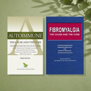 Pu&ograve; includere: Due libri affiancati. Il libro a sinistra &egrave; color crema con il titolo Autoimmune: The Cause and The Cure, Third Edition, di Annesse Brockley e Kristin Urdiales. Il libro a destra &egrave; blu con il titolo Fibromyalgia: The Cause and The Cure.