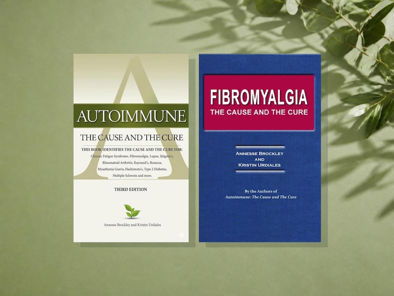 Pu&ograve; includere: Due libri affiancati. Il libro a sinistra &egrave; color crema con il titolo Autoimmune: The Cause and The Cure, Third Edition, di Annesse Brockley e Kristin Urdiales. Il libro a destra &egrave; blu con il titolo Fibromyalgia: The Cause and The Cure.