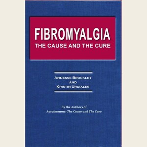 Pu&ograve; includere: Una copertina di libro blu intitolata Fibromyalgia: The Cause and The Cure di Annesse Brockley e Kristin Urdiales. Il testo &egrave; stampato in bianco su uno sfondo rettangolare rosso scuro in alto, con i nomi degli autori e altro testo sottostante.