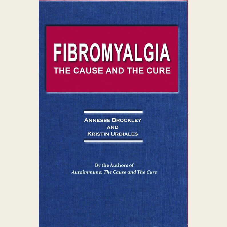 Pu&ograve; includere: Una copertina di libro blu intitolata Fibromyalgia: The Cause and The Cure di Annesse Brockley e Kristin Urdiales. Il testo &egrave; stampato in bianco su uno sfondo rettangolare rosso scuro in alto, con i nomi degli autori e altro testo sottostante.