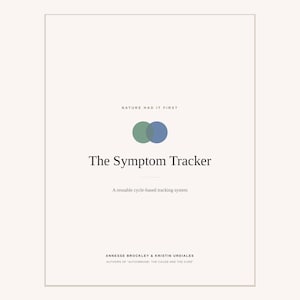 K&ouml;nnte beinhalten: Ein Buchcover mit cremefarbenem Hintergrund, das den Text Nature Had It First, The Symptom Tracker und A reusable cycle-based tracking system enth&auml;lt. Darunter sind die Autoren Annesse Brockley & Kristin Urdiales mit ihrem Buchtitel aufgef&uuml;hrt.