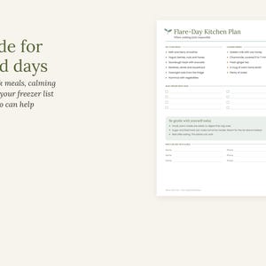 Pu&ograve; includere: Un documento bianco intitolato Flare-Day Kitchen Plan con sezioni per pasti senza cottura, bevande calmanti e una lista per il congelatore. Il testo recita Made for hard days, No-cook meals, calming drinks, your freezer list and who can help.