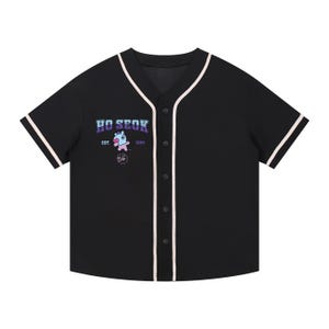 Peut inclure: Un maillot de baseball noir avec des bordures blanches et une fermeture boutonnée. Le maillot affiche le texte "HO SEOK" dans une police dégradée, un personnage de dessin animé et le texte "EST. 1994" sur la poitrine gauche.