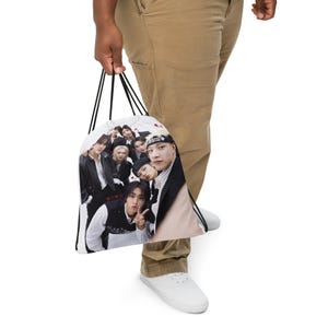 Puede incluir: Un juego de tres cuencos de cerámica anidados en tamaños graduados. Los cuencos presentan un acabado mate moteado en tonos crema, beige y marrón. El cuenco más grande mide unos 20 cm de diámetro.