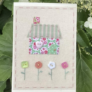 Petite carte brodée à la main de petite maison florale