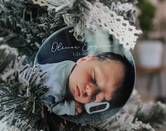 Adorno fotográfico personalizado, recuerdo navideño de cerámica para las primeras fiestas del bebé y fotos familiares.