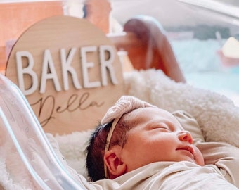 Letrero de abedul para bebé: anuncio de nacimiento cortado con láser