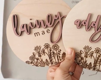 Letrero floral para anunciar el nacimiento de una niña: madera de abedul grabada con láser