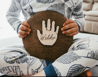Recuerdo personalizado con huella de mano: Arte grabado en madera de nogal