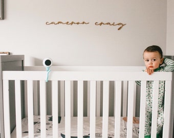 Letrero de madera con nombre personalizado en cursiva: decoración de pared para habitación infantil