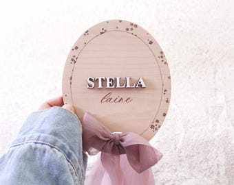 Letrero de anuncio de nacimiento personalizado, placa floral de madera con el nombre del bebé y el estado de nacimiento.
