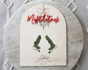 Letrero navideño con la huella del primer bebé: recuerdo de muérdago