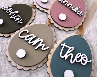 Etiqueta personalizada para canasta de Pascua: huevo festoneado, nombre en 3D y cola de conejo