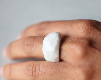 Taipivai, white porcelain ring