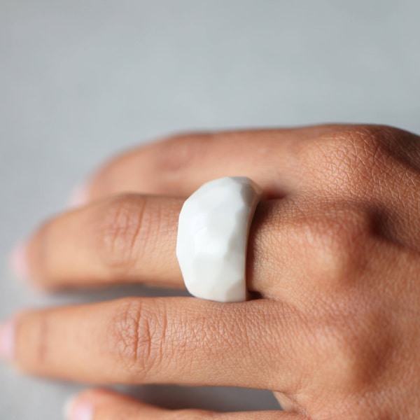 Taipivai, white porcelain ring