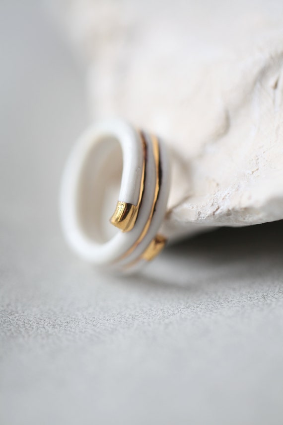 Noun Bague en porcelaine blanche et or emaillee. Bijoux en ceramique. Etsy France