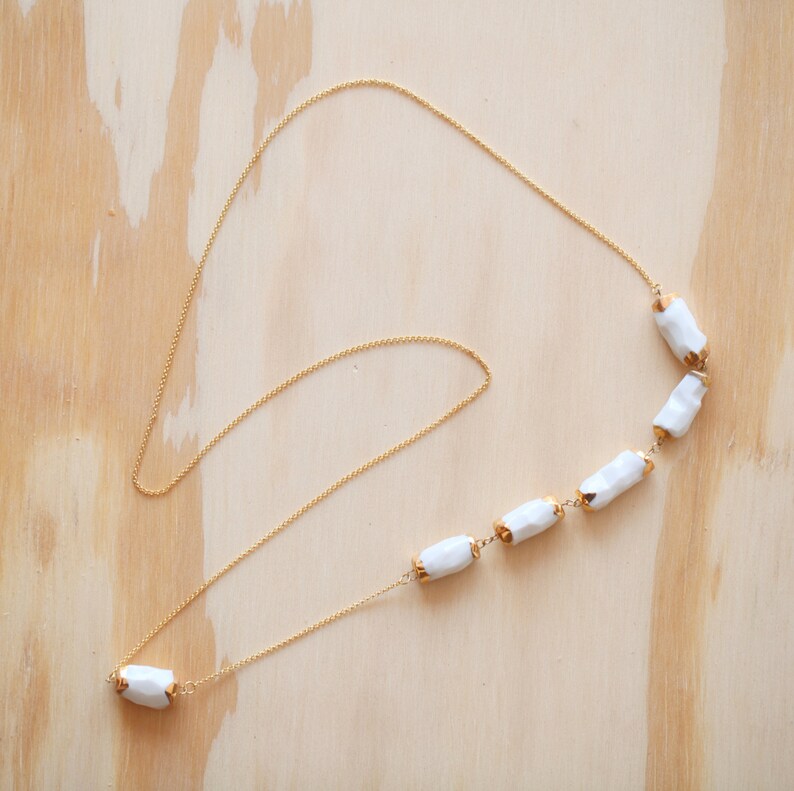 Cachoiera. Earth drop necklace in porcelain and gold. image 2