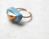 Moselle. Bague Goutte de Terre en porcelaine bleue et or.