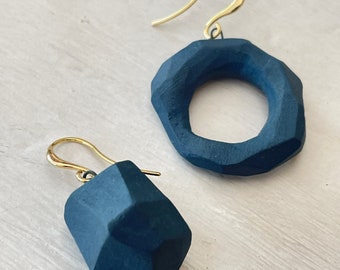 Inari, Geometric earrings in blue porcelain, drop of earth