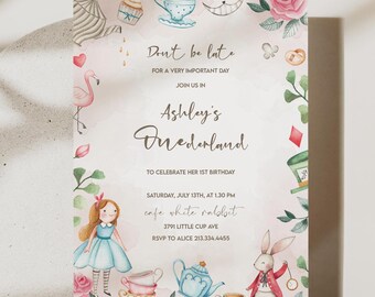 Op de afbeelding: Een grillige uitnodiging met het thema "Alice in Wonderland". Het ontwerp bevat illustraties van een flamingo, theekopjes, een wit konijn en een meisje in een blauwe jurk. De tekst luidt "Don't be late" en kondigt een verjaardag aan.