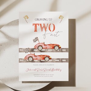 Rode racewagens gezamenlijke broers en zussen Twin verjaardagsuitnodiging, opgroeien twee snelle verjaardagsuitnodiging, vintage raceauto themafeest, INSTANT DOWNLOAD