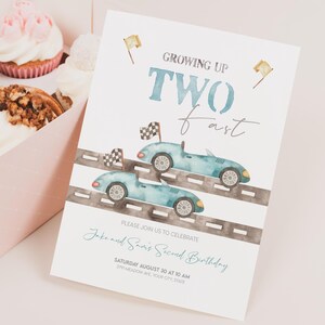 Invitation d'anniversaire de jumeaux bleus de voitures de course communes, grandir jusqu'à deux rapide anniversaire inviter, fête à thème voiture de course vintage, téléchargement immédiat