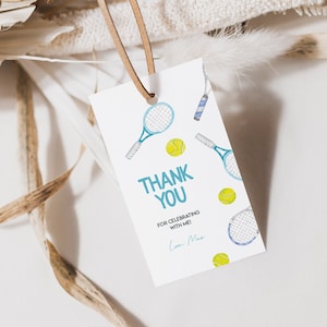 Tennis Thème Favoris Tags Modifiables Raquettes de tennis bleues Thème sportif minimaliste Merci étiquettes Boules vertes Étiquettes cadeaux, Téléchargement instantané