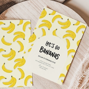 Op de afbeelding: Een gele en witte printbare uitnodiging met een banaanpatroon. De tekst op de uitnodiging luidt "Let's Go Bananas" en "Dylan wordt vijf".